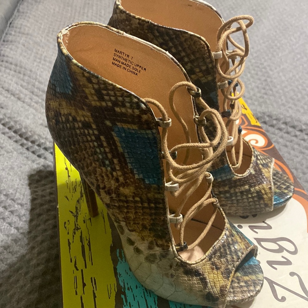 Super cute faux snakeskin lace up booties
